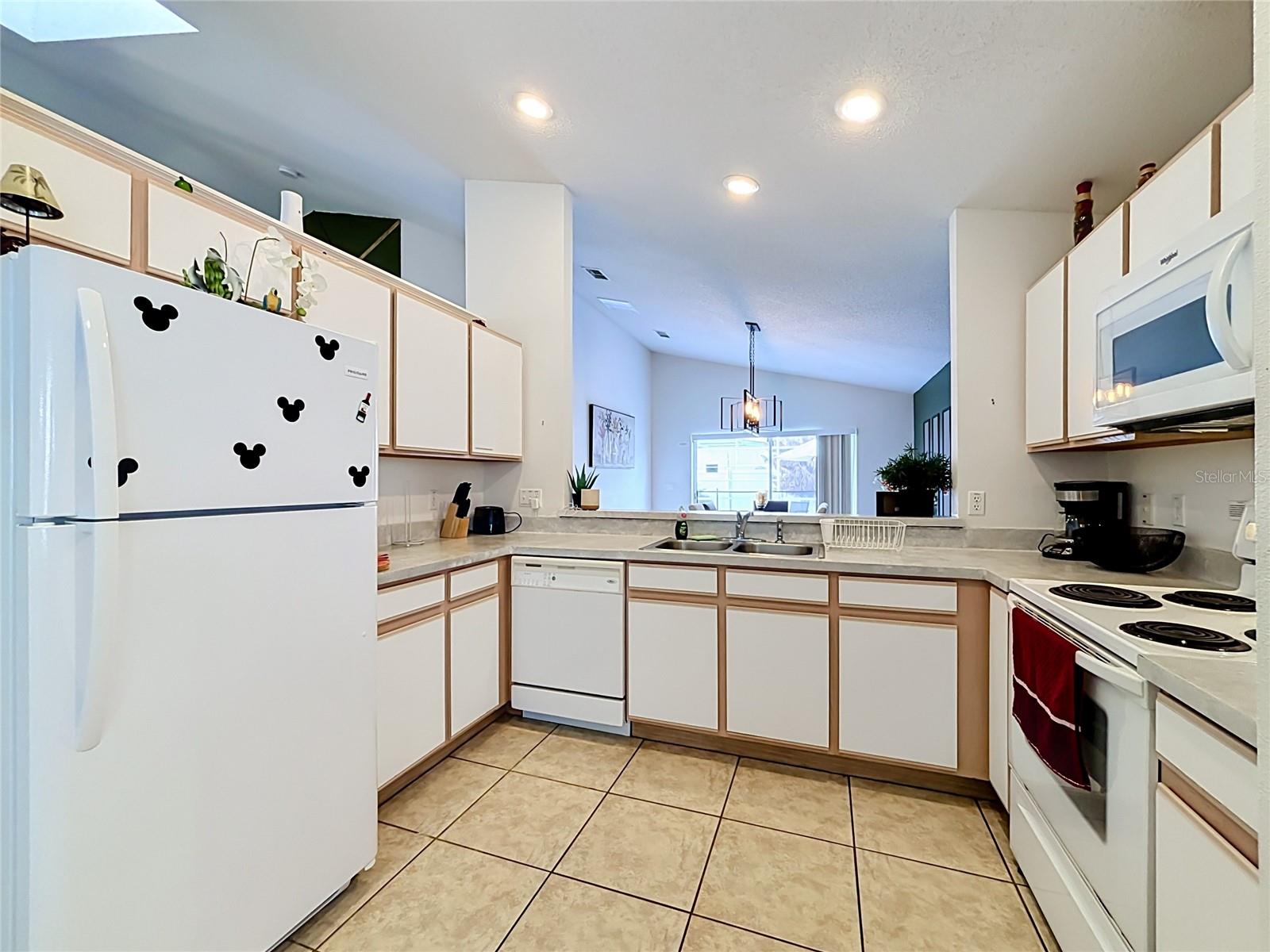121 BLOOMINGDALE DR