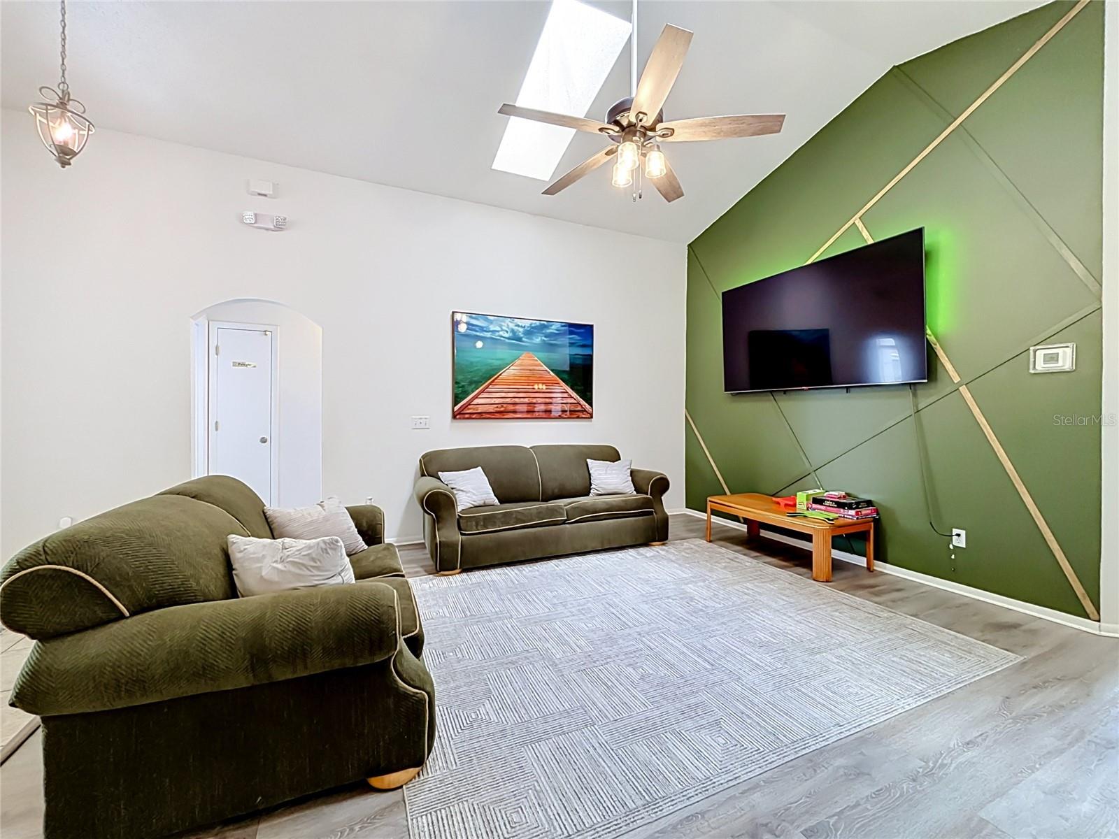 121 BLOOMINGDALE DR