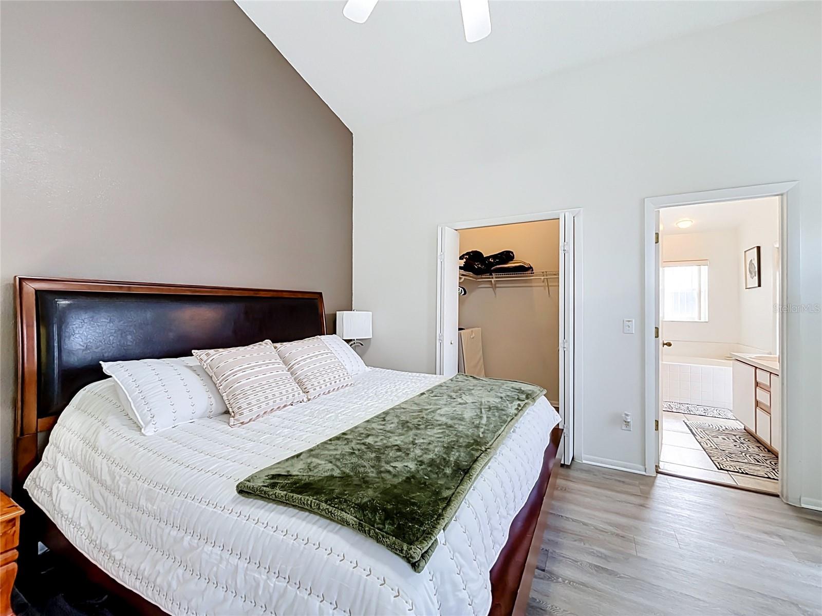 121 BLOOMINGDALE DR
