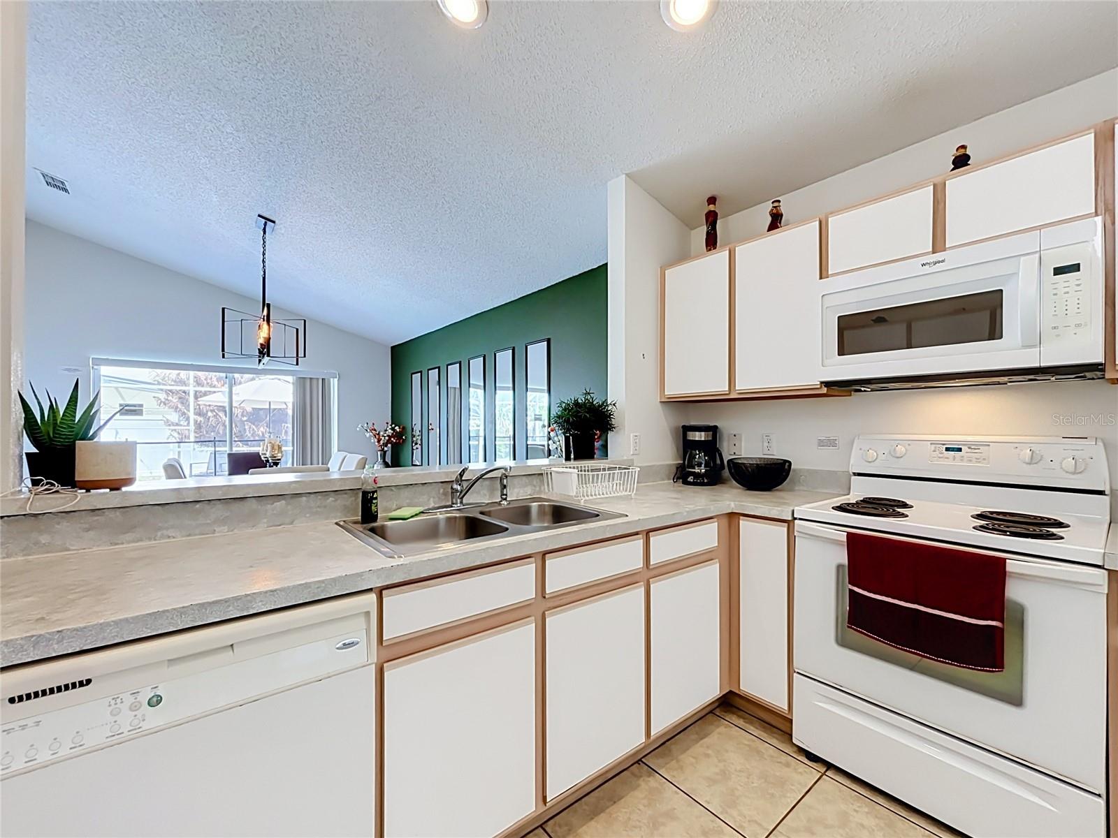 121 BLOOMINGDALE DR