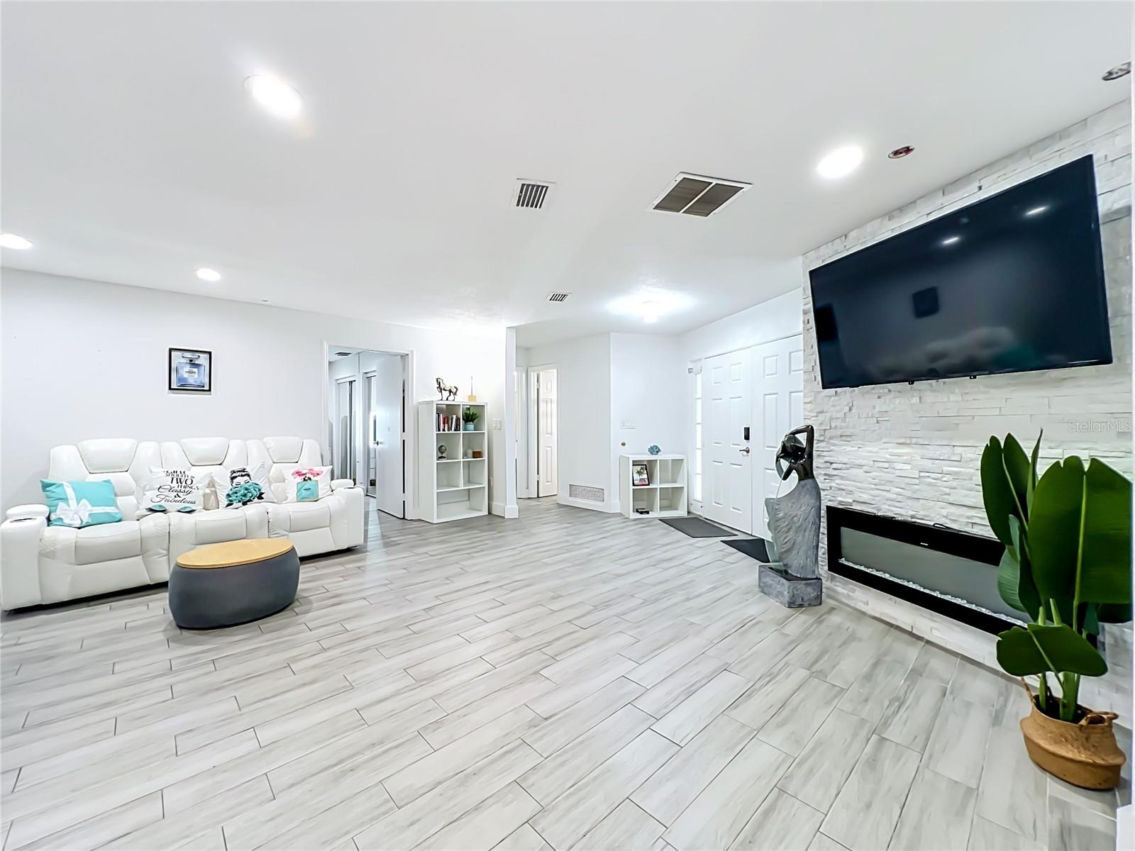 2425 LAUDERDALE CT