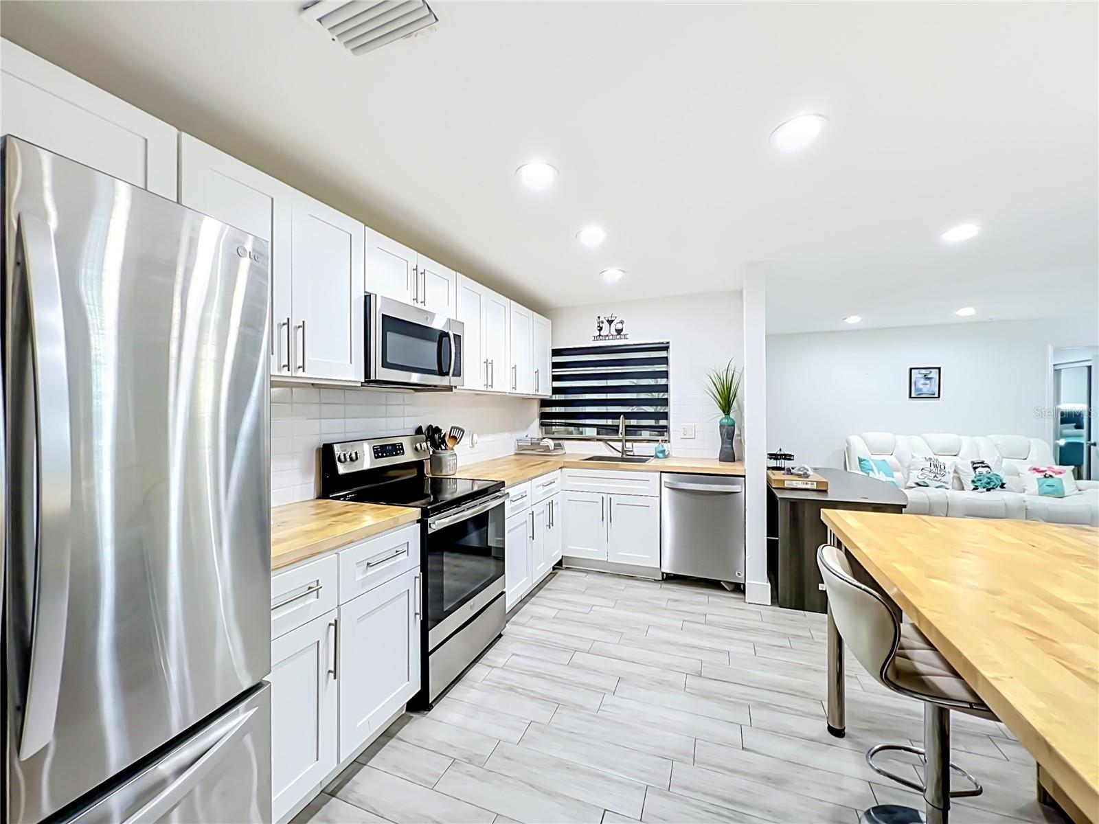 2425 LAUDERDALE CT