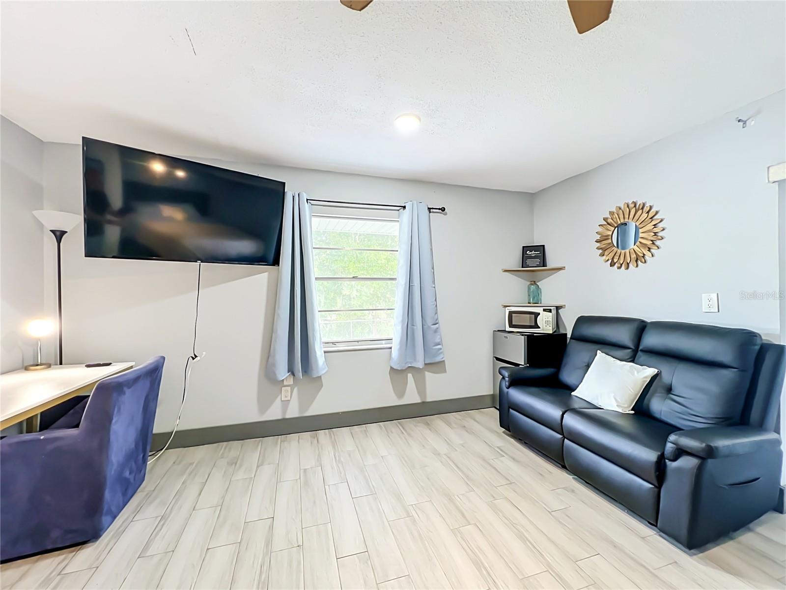 2425 LAUDERDALE CT