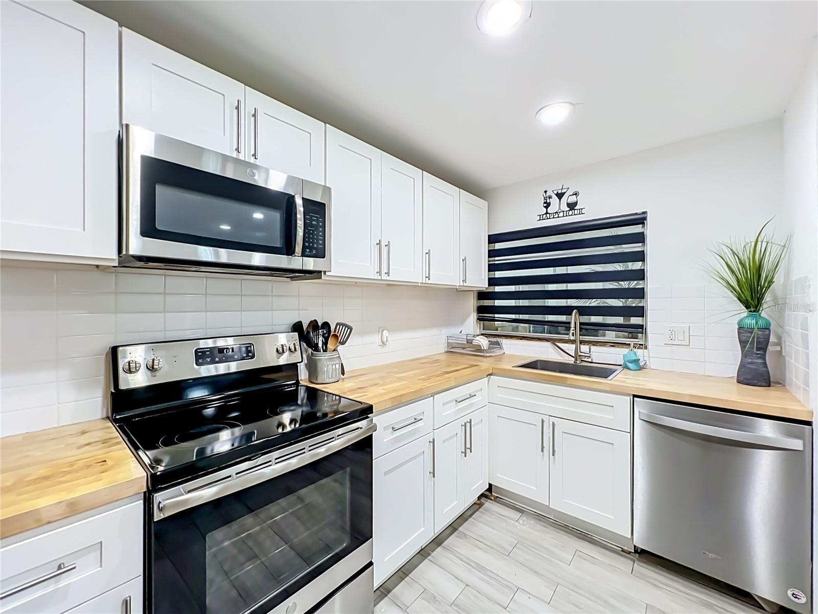 2425 LAUDERDALE CT