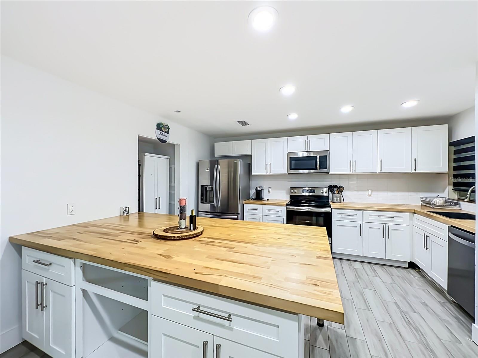 2425 LAUDERDALE CT