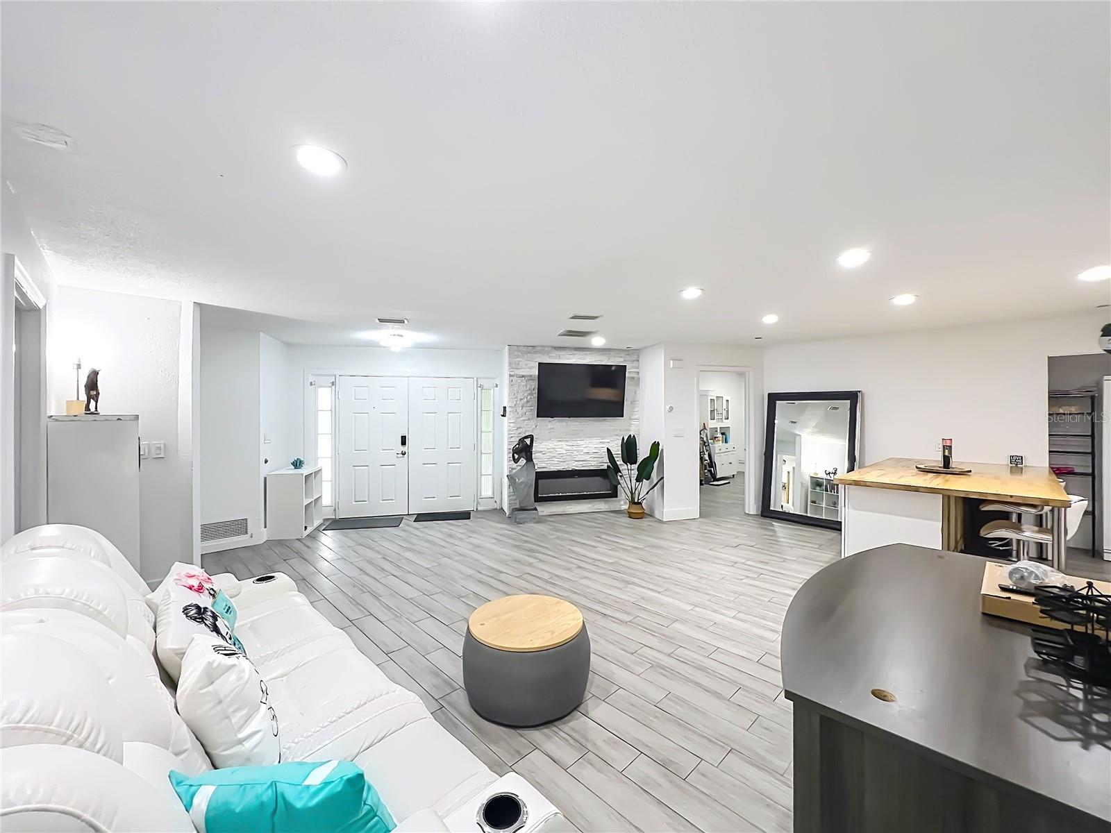 2425 LAUDERDALE CT