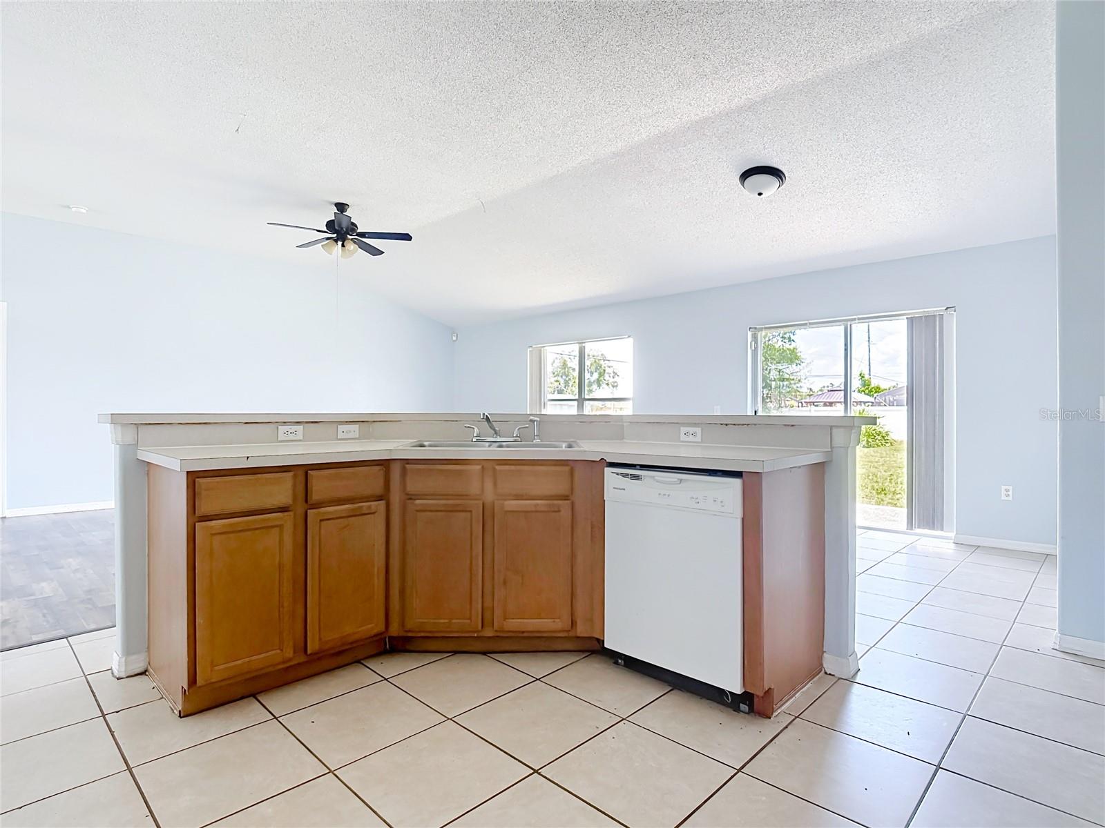 1001 EIFFEL LN