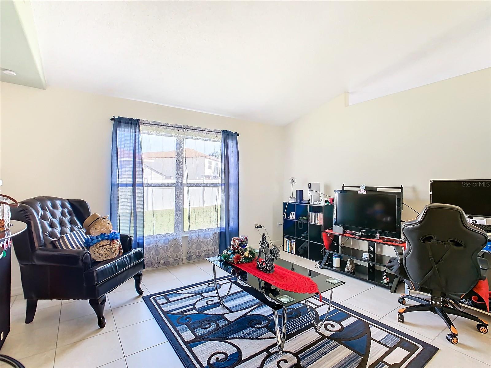 927 NANCY CT