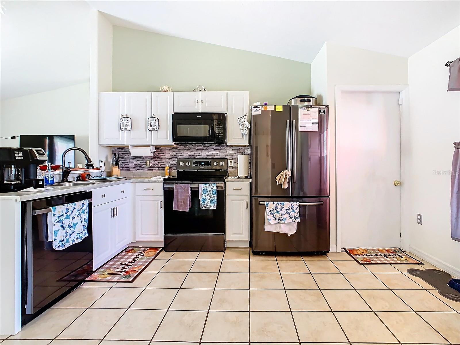 927 NANCY CT