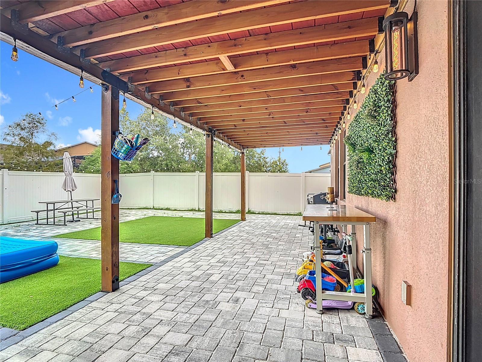 911 LA TERRAZA LN