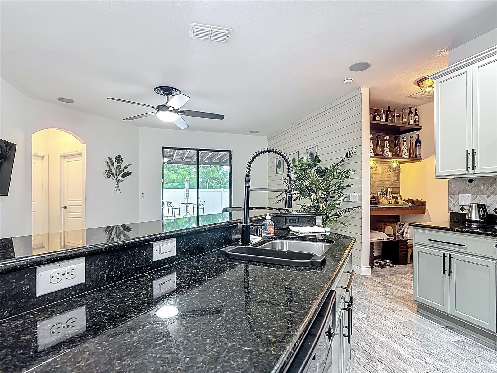 911 LA TERRAZA LN