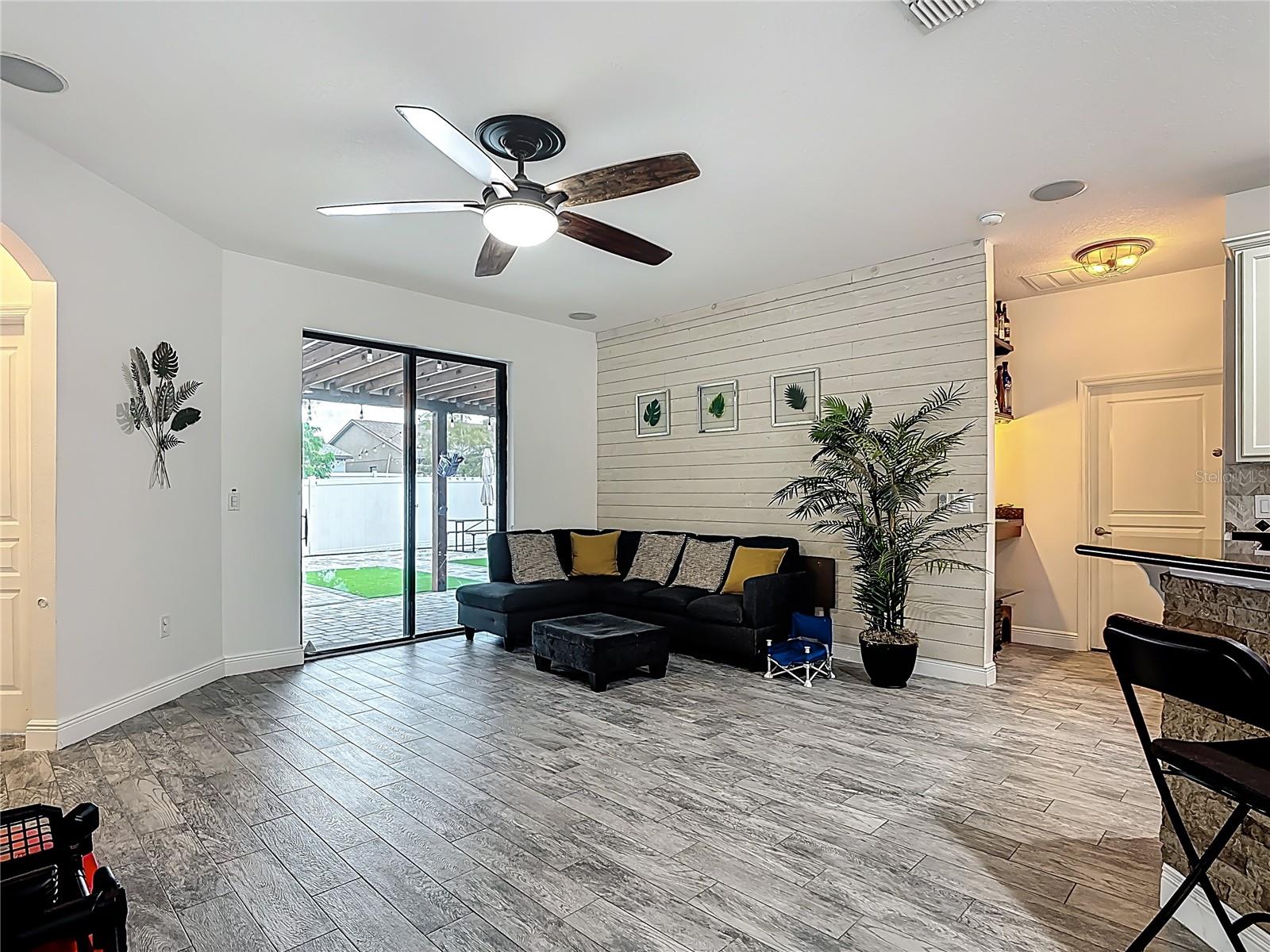 911 LA TERRAZA LN