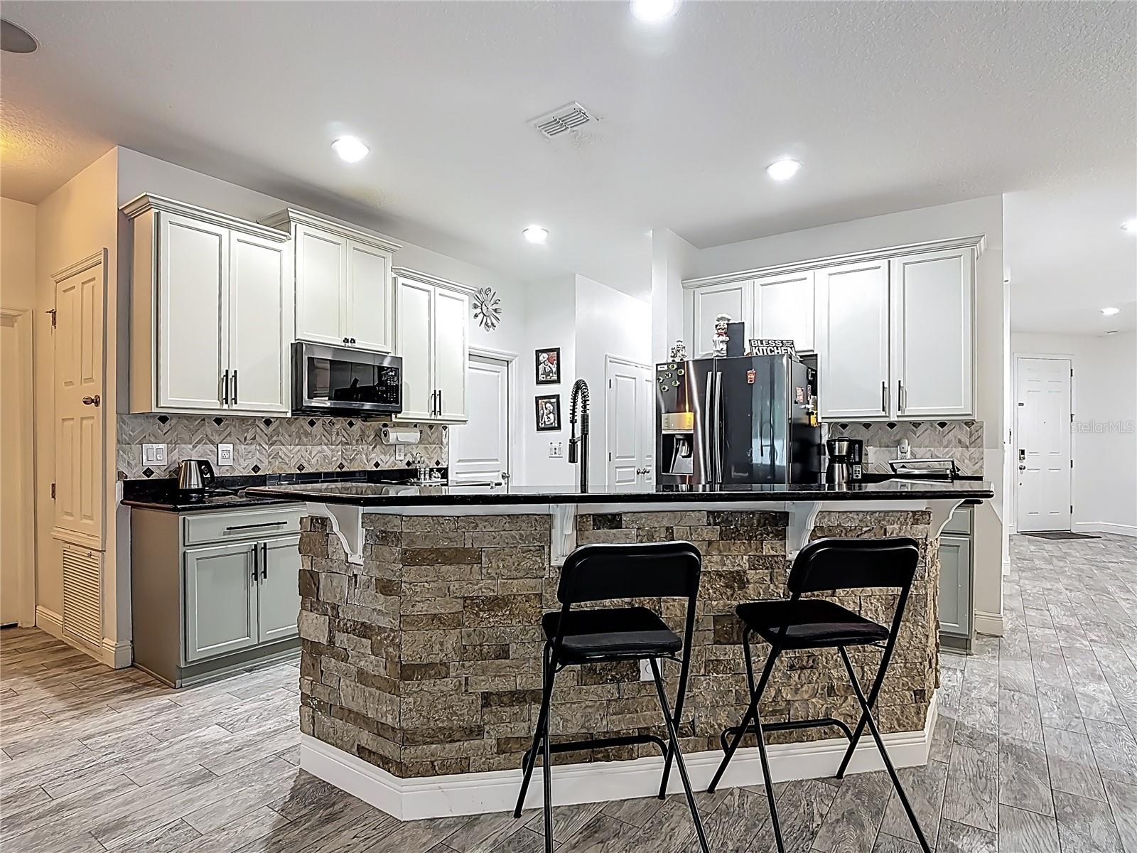 911 LA TERRAZA LN