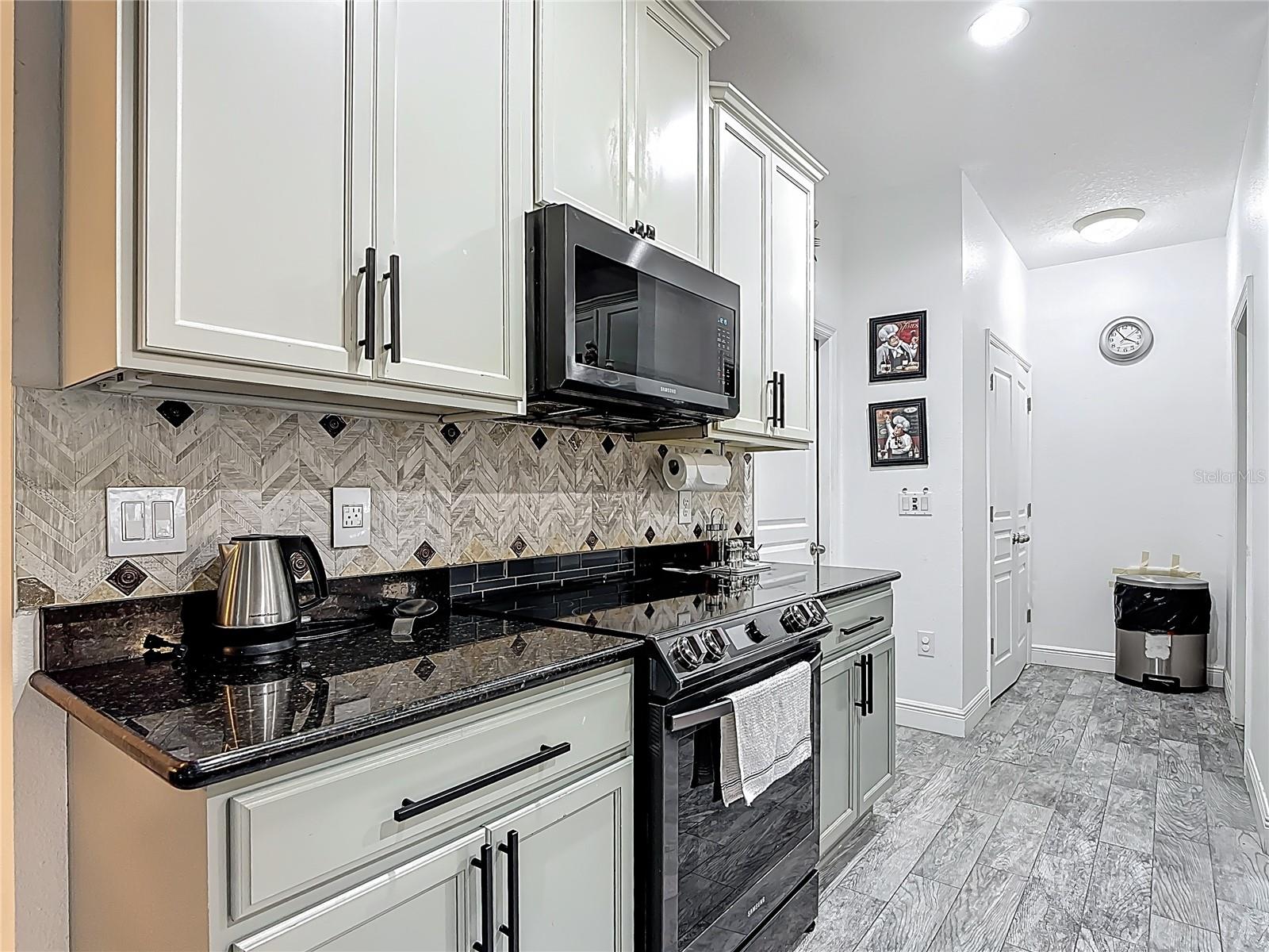 911 LA TERRAZA LN