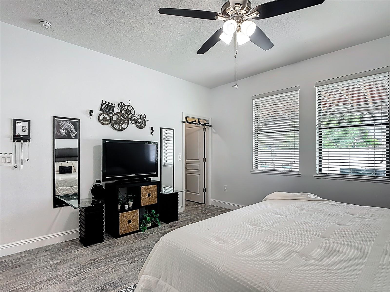 911 LA TERRAZA LN