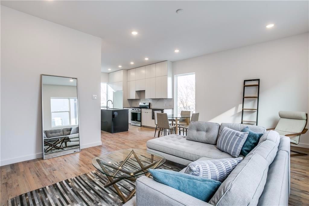 427 W 10th Street 301