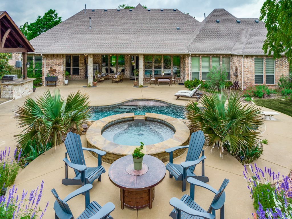 3206 Twin Lakes Drive