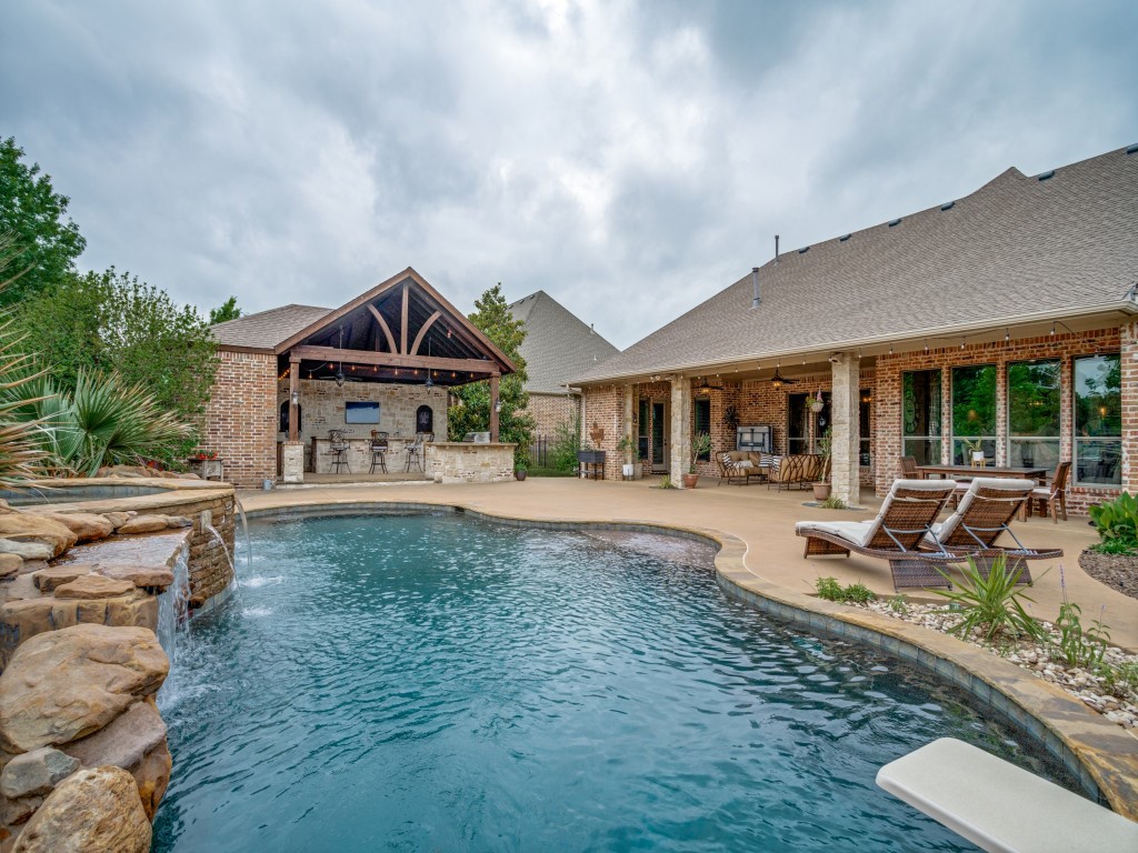 3206 Twin Lakes Drive