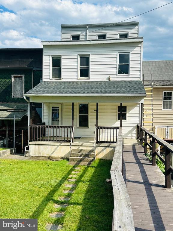 835 FOREST LANE