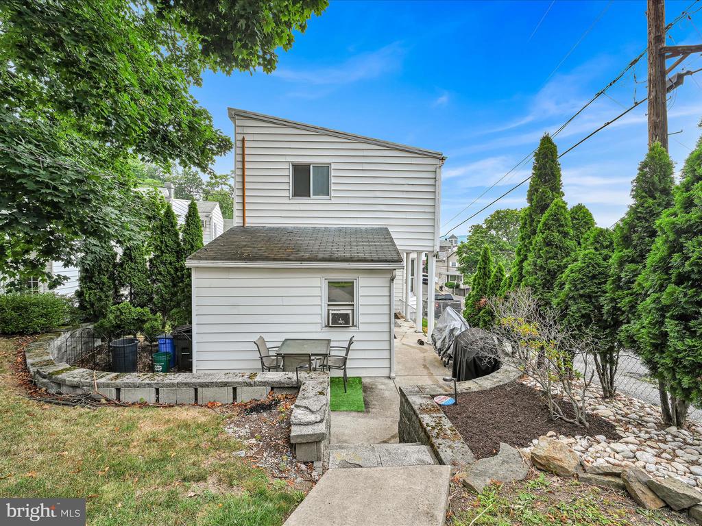 305 LAUREL STREET
