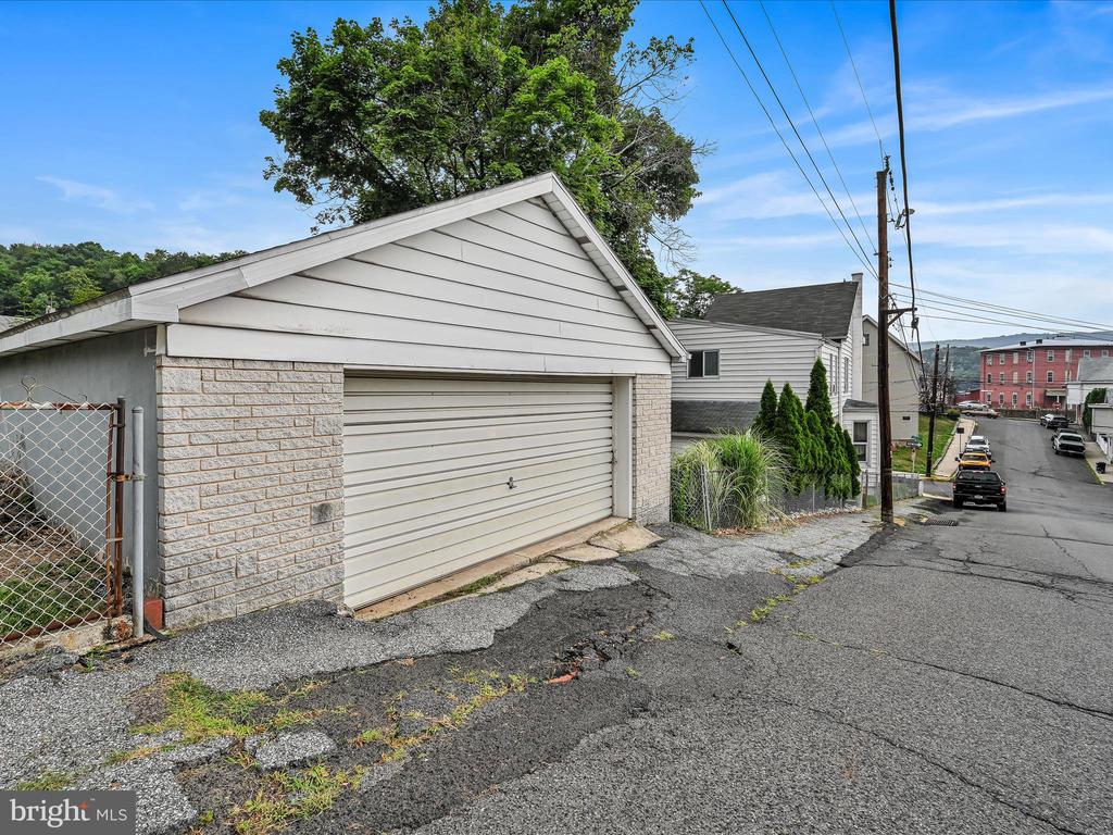 305 LAUREL STREET