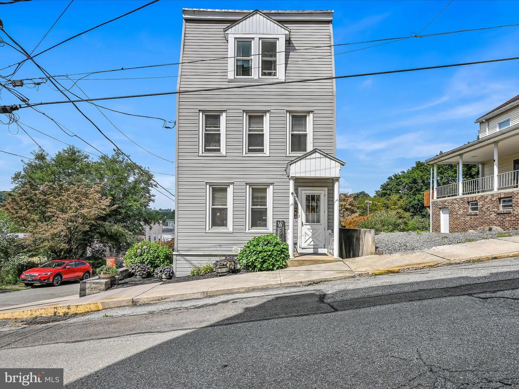 215 VALLEY STREET