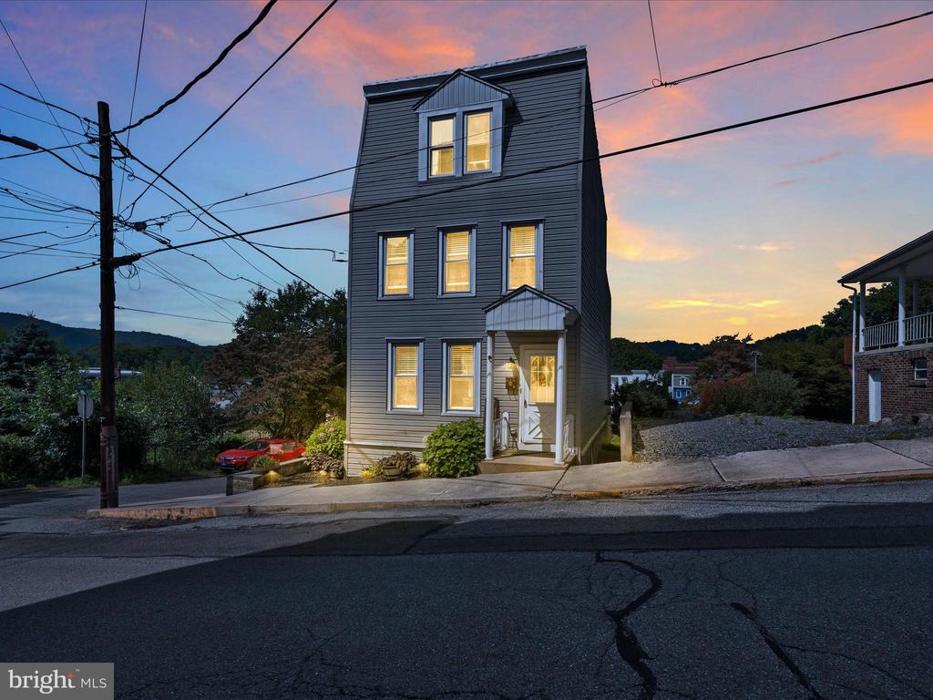 215 VALLEY STREET