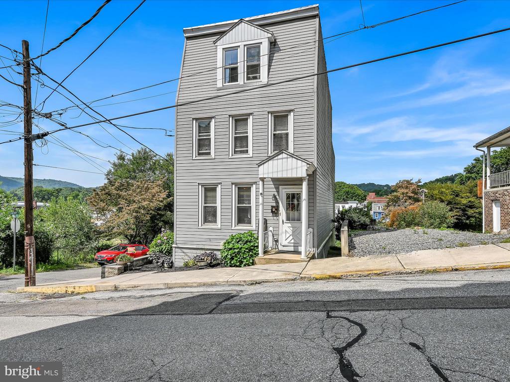 215 VALLEY STREET
