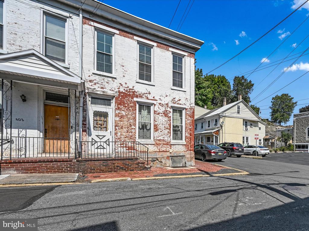 400 W ARCH STREET