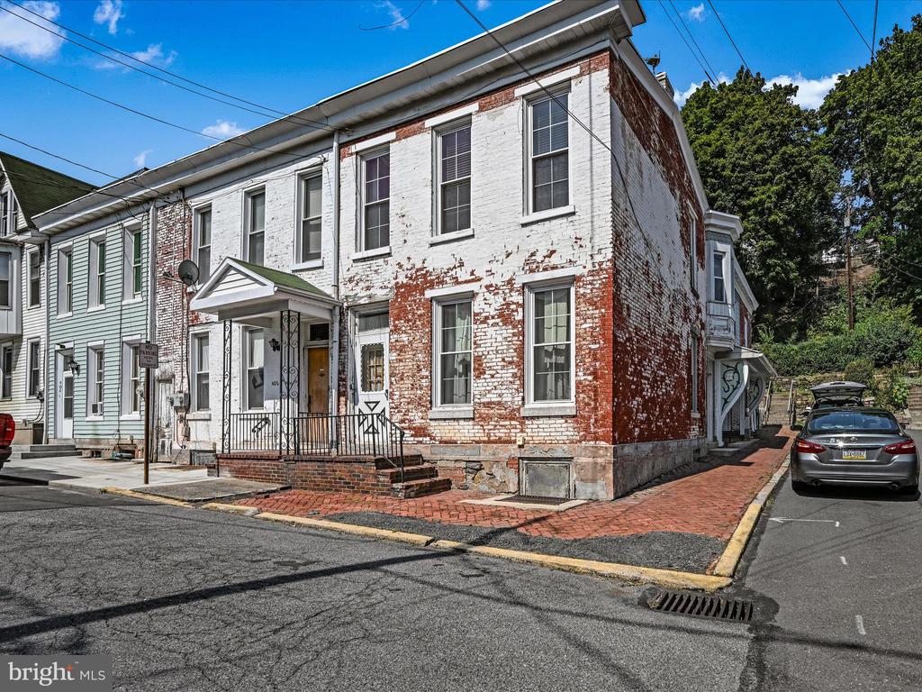 400 W ARCH STREET