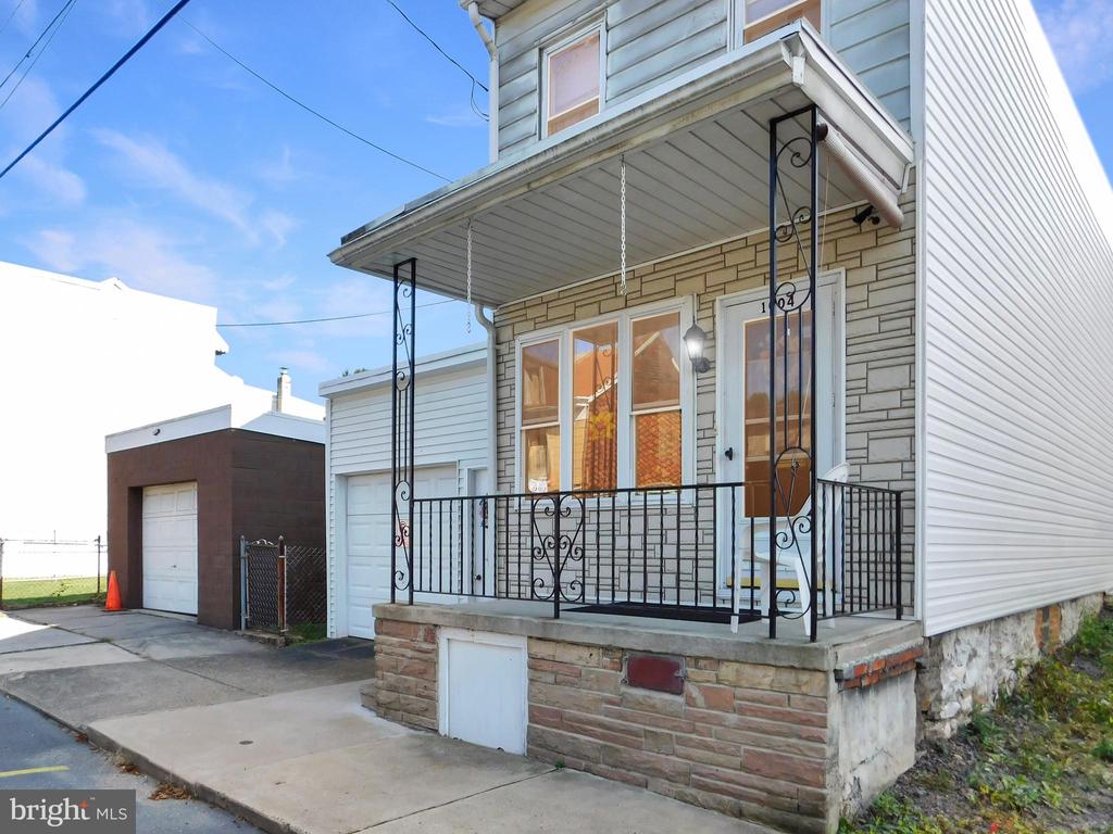 1004 E PINE STREET