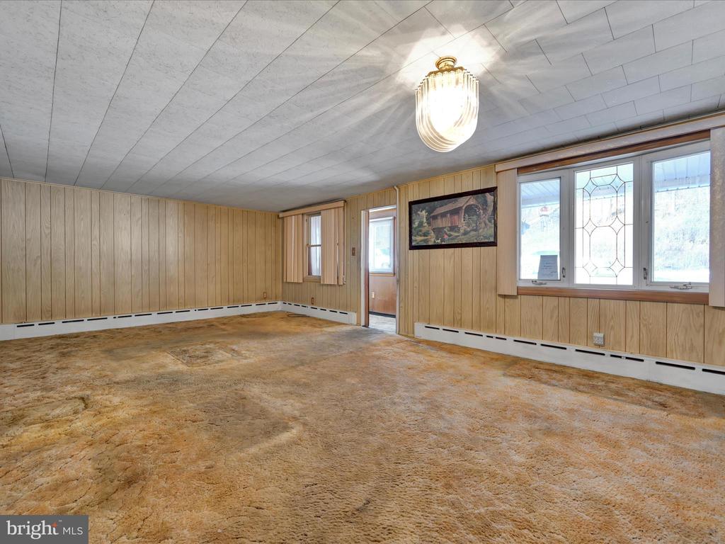 583 W RAILROAD STREET