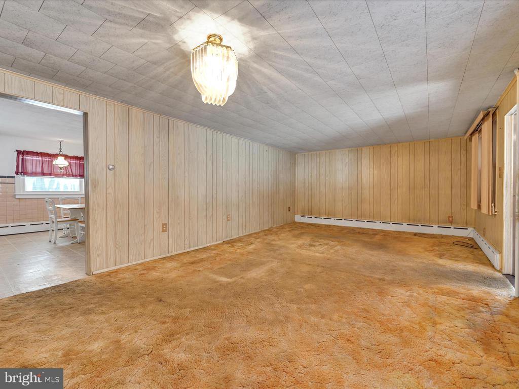 583 W RAILROAD STREET