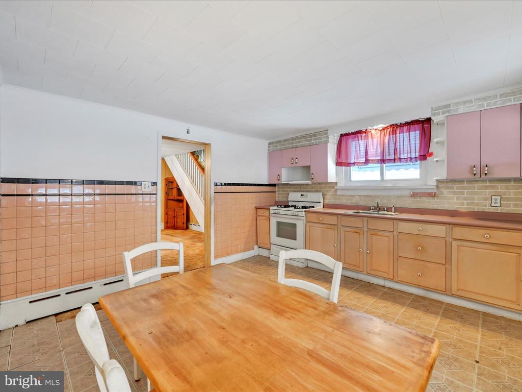 583 W RAILROAD STREET