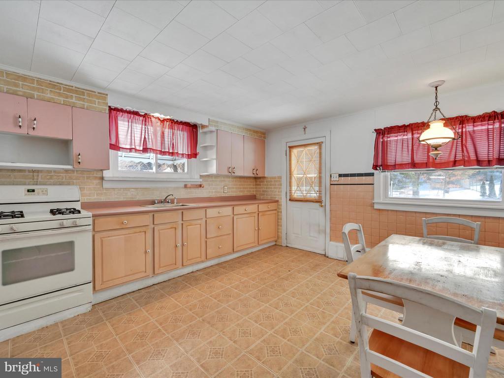 583 W RAILROAD STREET