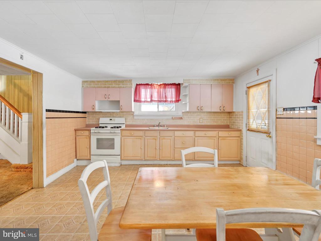 583 W RAILROAD STREET