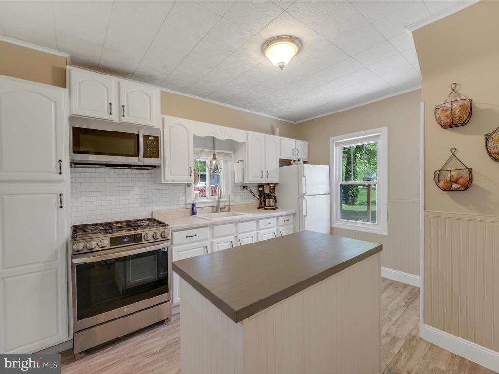 212 LAKE FRONT DRIVE