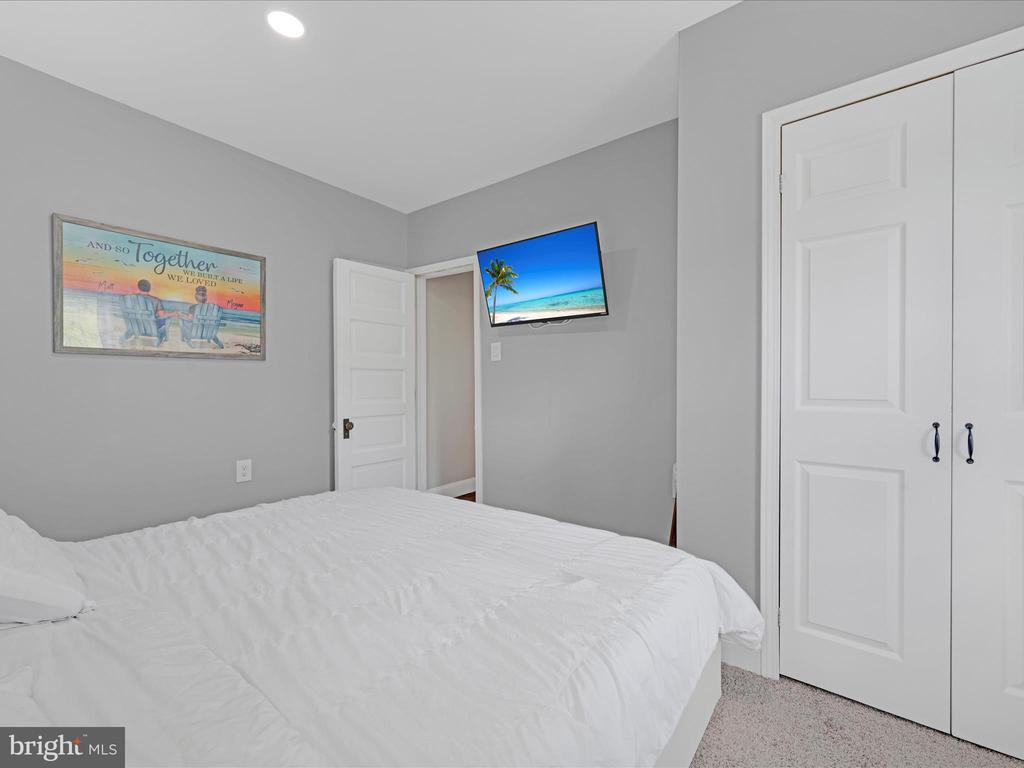 212 LAKE FRONT DRIVE