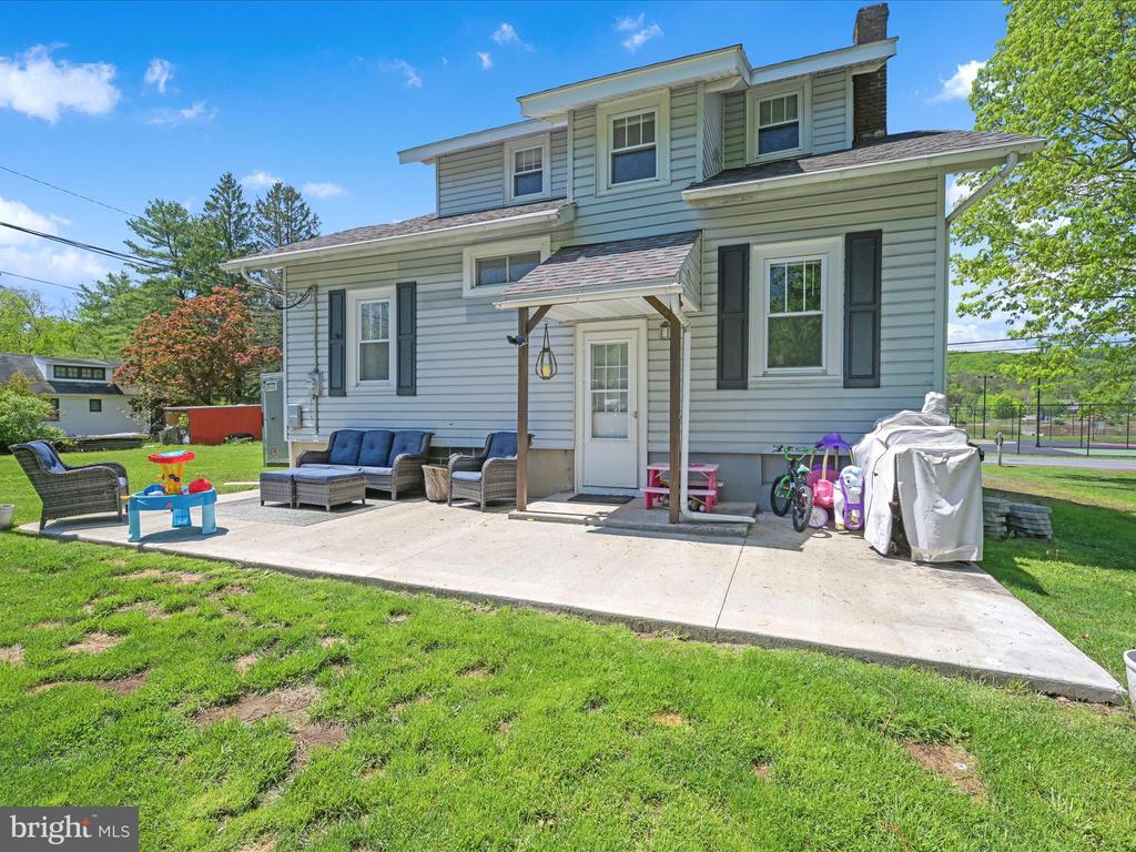 212 LAKE FRONT DRIVE