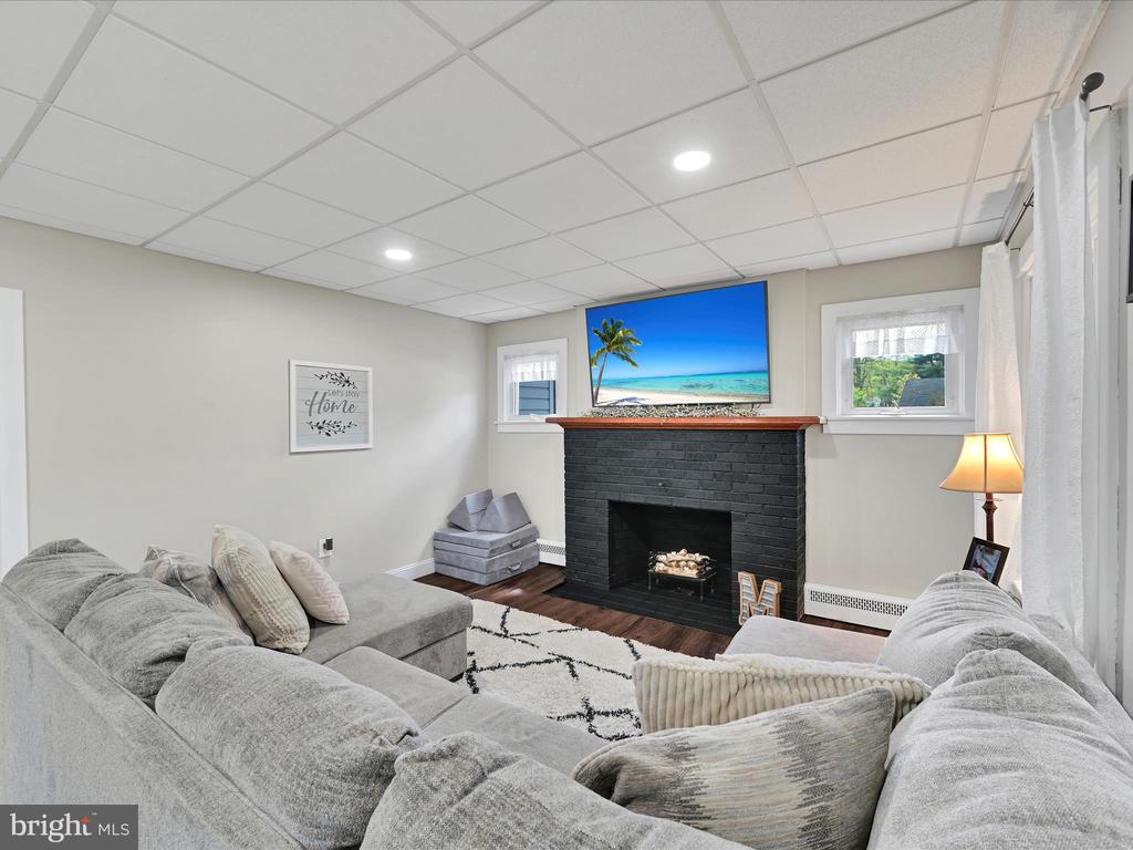 212 LAKE FRONT DRIVE