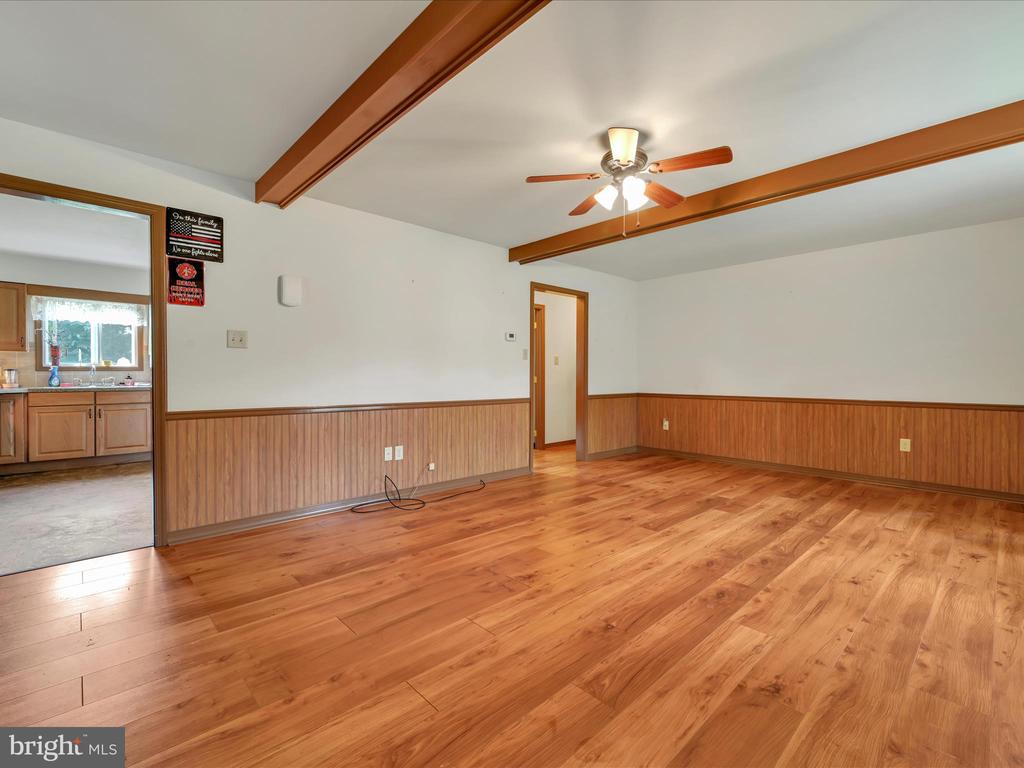 1042 W WOODLAND DRIVE