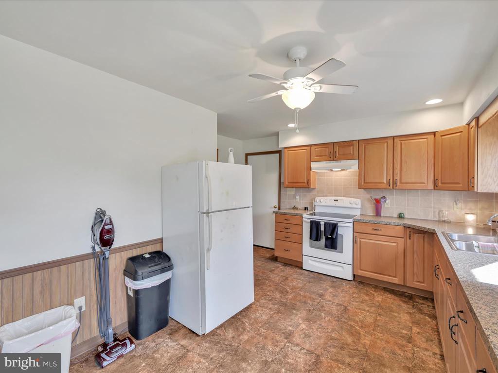 1042 W WOODLAND DRIVE
