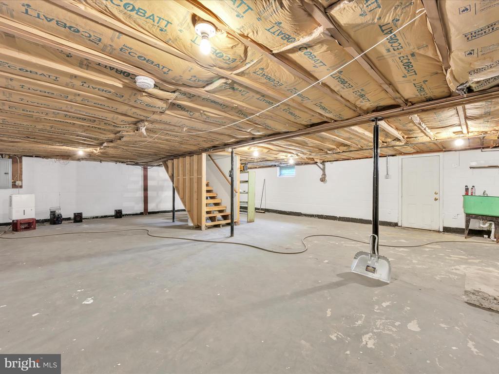 1042 W WOODLAND DRIVE