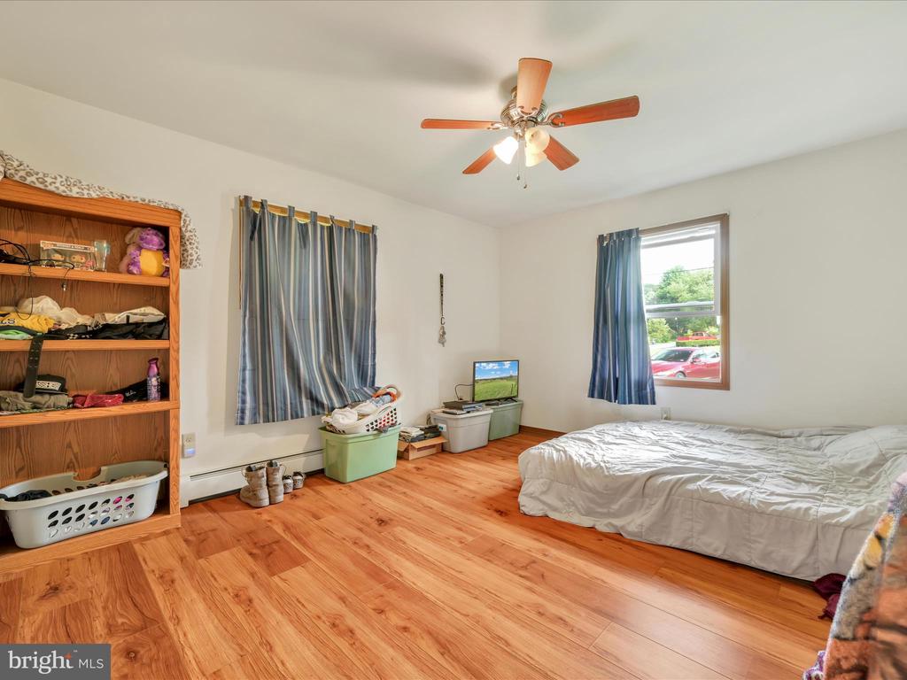 1042 W WOODLAND DRIVE