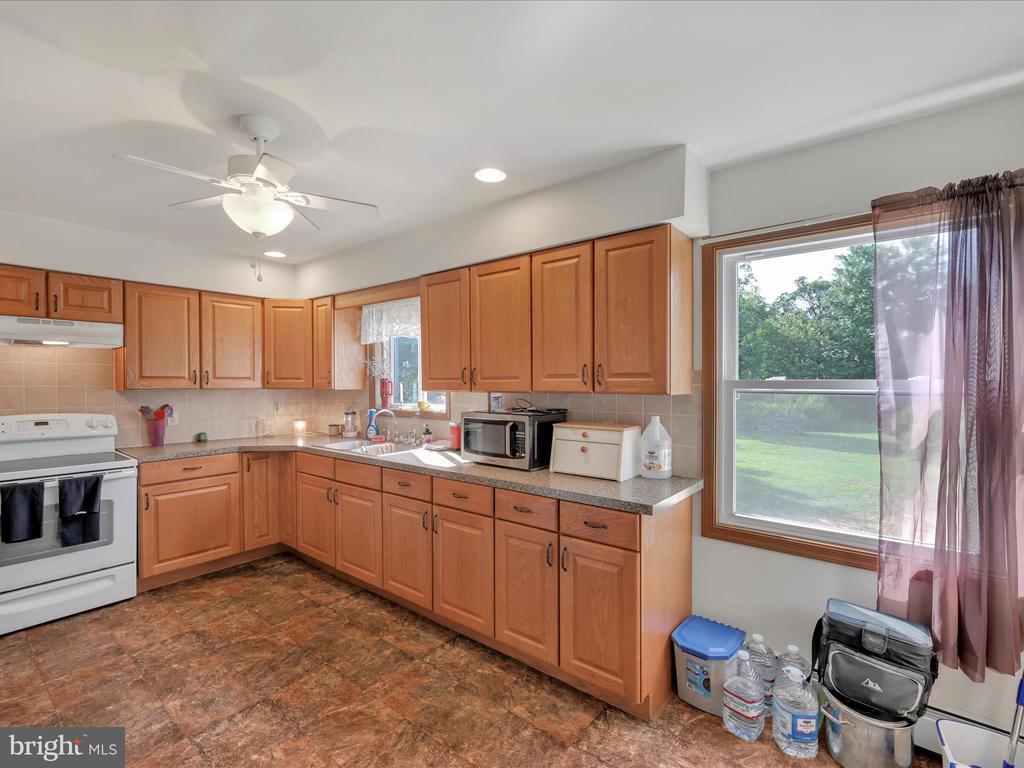 1042 W WOODLAND DRIVE