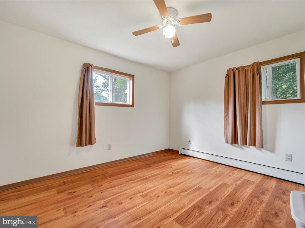 1042 W WOODLAND DRIVE