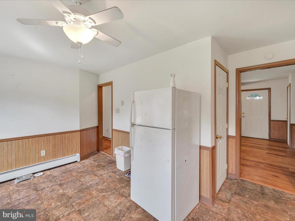 1042 W WOODLAND DRIVE