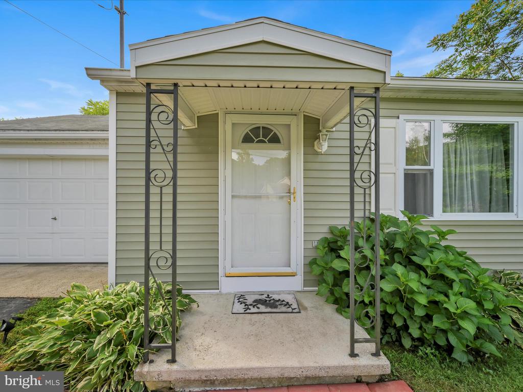 1042 W WOODLAND DRIVE