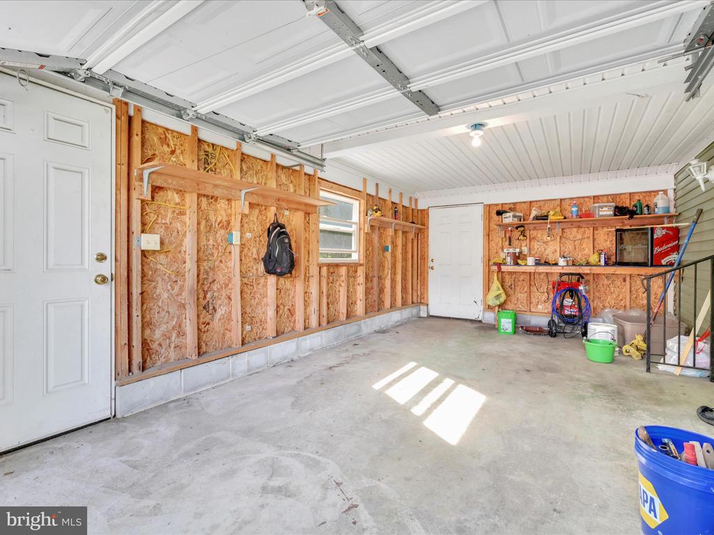 1042 W WOODLAND DRIVE