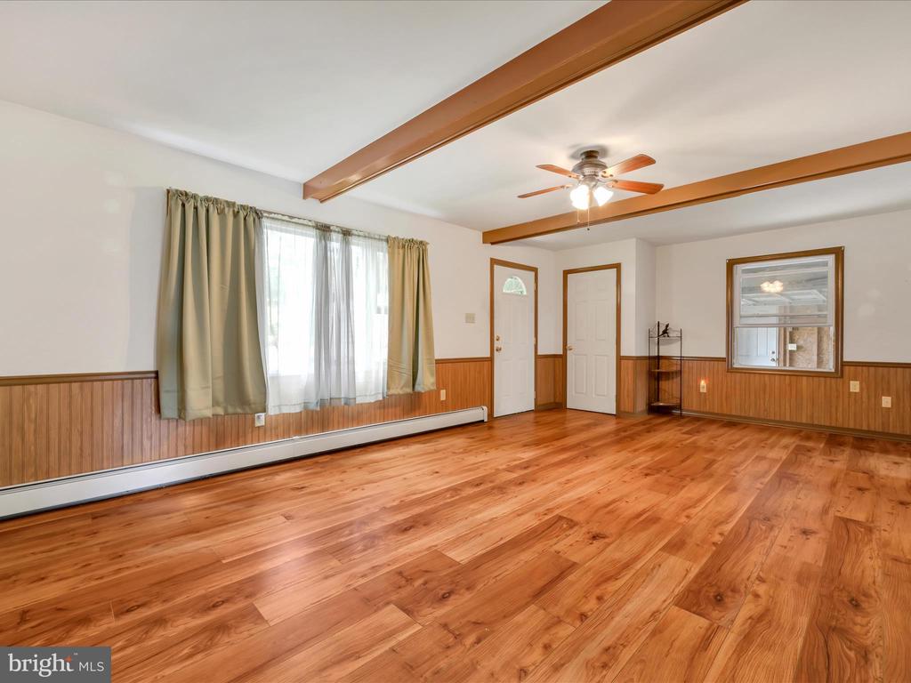 1042 W WOODLAND DRIVE